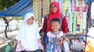 Murid SDN 19 yang membantu ibunya jualan pasca diliburkan sekolah