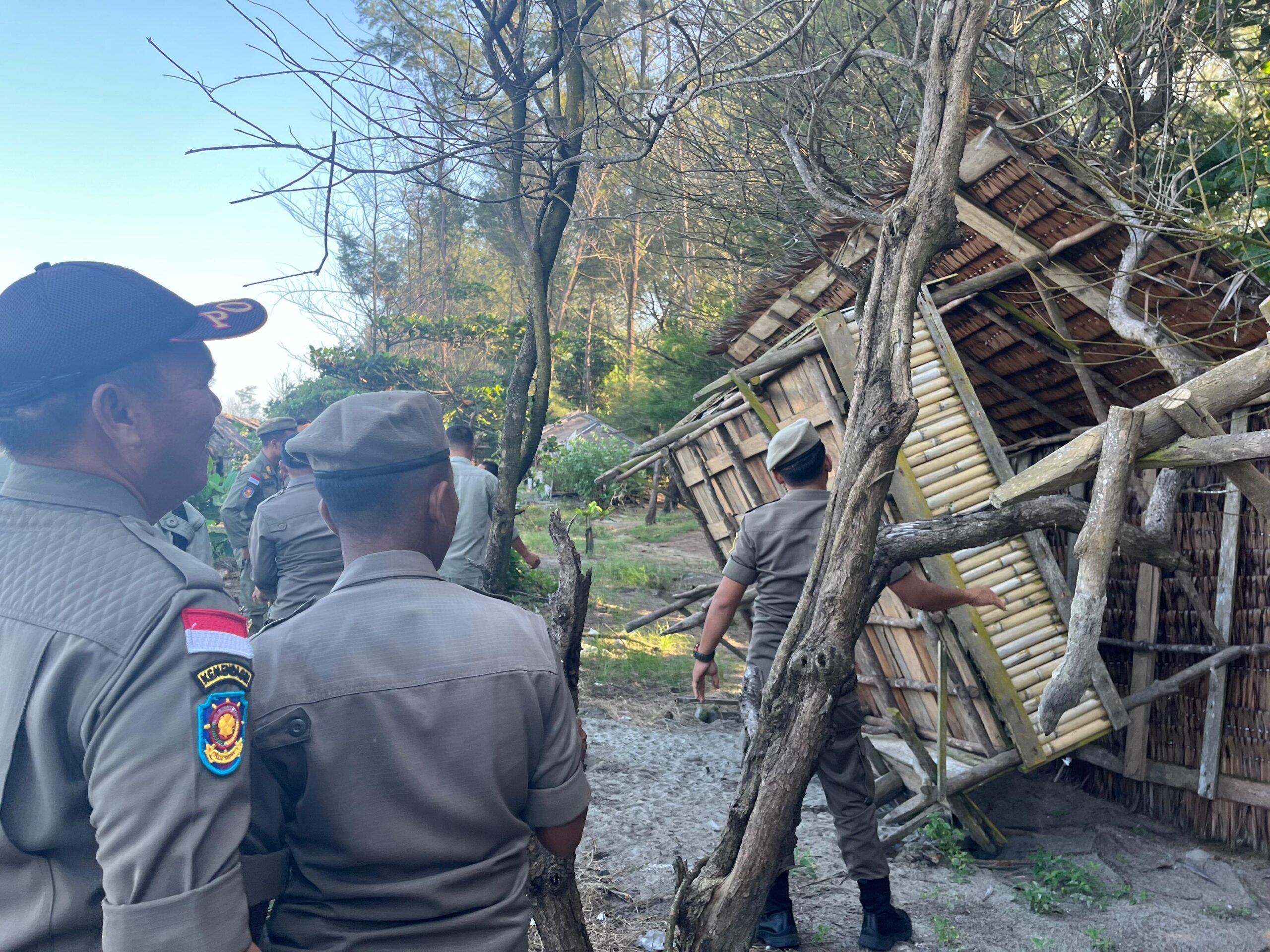 Tim Gabungan Pemkot Bengkulu melakukan penataan kawasan wisata Pantai Panjang